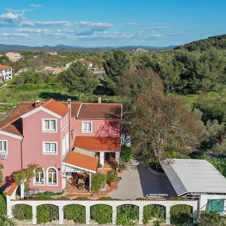 Arta Πανσιόν 4*