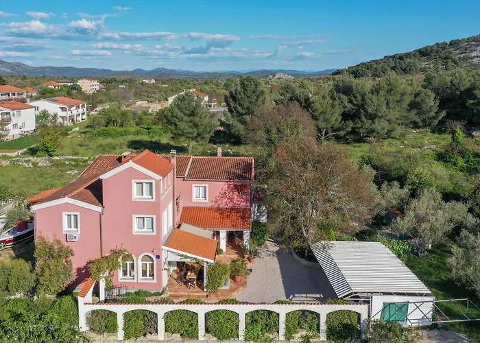Arta Πανσιόν 4*